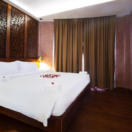 Almond Hotel Bassac River Phnom Penh Exterior foto