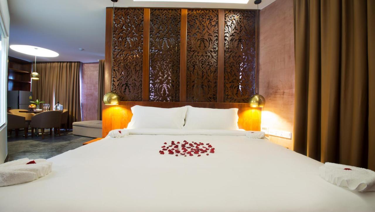Almond Hotel Bassac River Phnom Penh Exterior foto